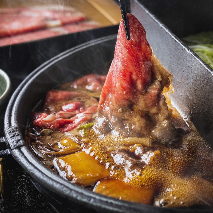 顶级牛肉寿喜锅 每人 2,398 日元（含税）